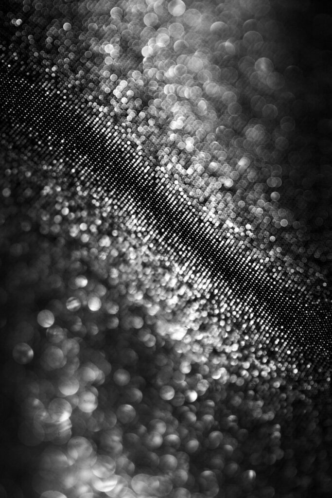 a black and white photo of water droplets